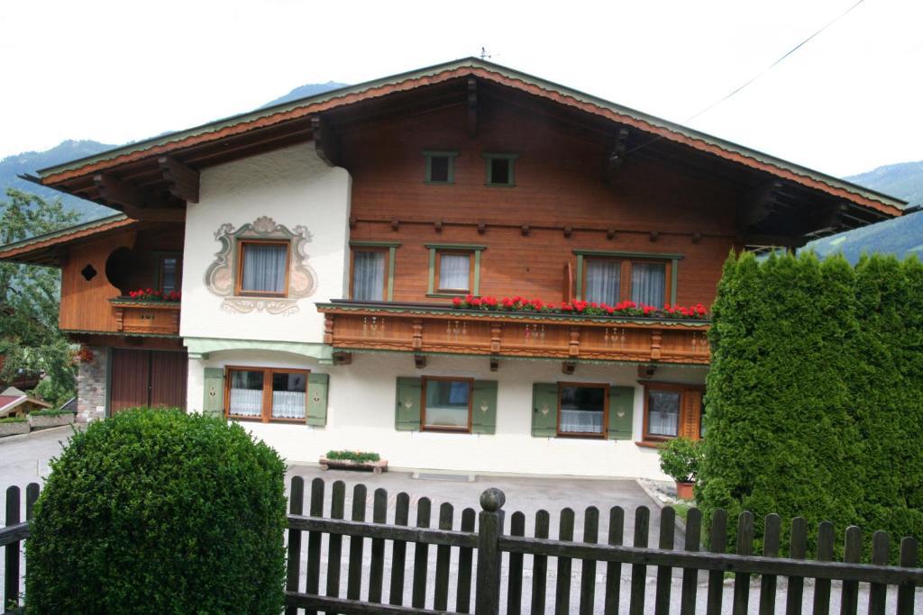Gaestehaus Christoph Ried im Zillertal Exterior photo
