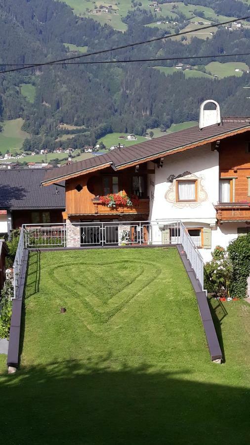 Gaestehaus Christoph Ried im Zillertal Exterior photo